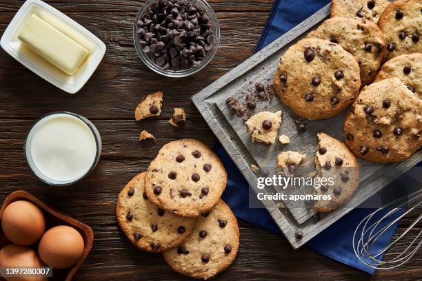 top view of homemade chocolate chips cookies on a rustic wooden table - fazer doces imagens e fotografias de stock