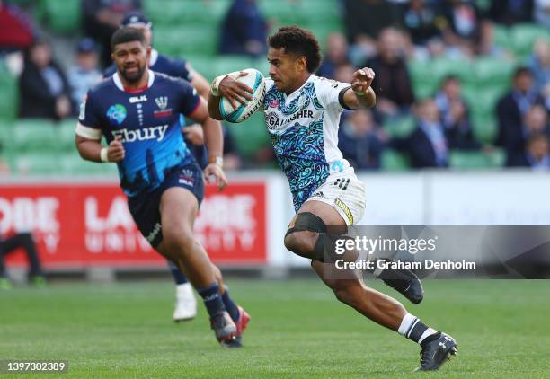 Emoni Narawa of the Chiefs runs in to score a try during the round 13 Super Rugby Pacific match between the Melbourne Rebels and the Chiefs at AAMI...