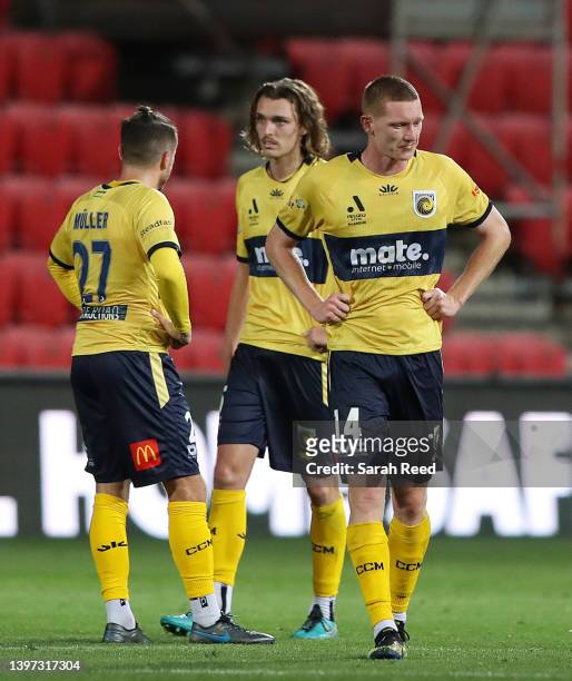 Kye Francis Rowles of the Mariners and Nicolai Muller of the Mariners and Cameron Windust of the Mariners after the loss during the A-League Mens...