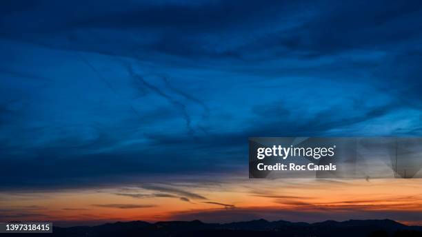 degraded sunset - dramatic sunset stock pictures, royalty-free photos & images