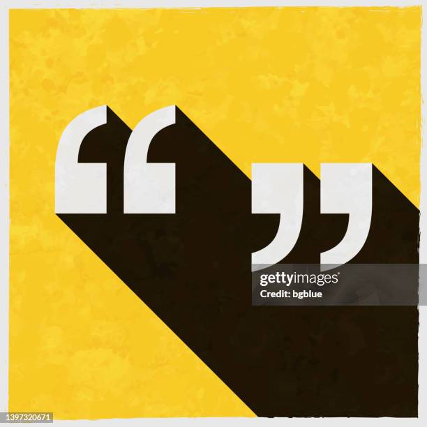 illustrazioni stock, clip art, cartoni animati e icone di tendenza di virgolette. icona con ombra lunga su sfondo giallo strutturato - citazione