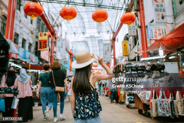 vista de trás de uma viagem turística asiática na cidade da china, kuala lumpur, malásia - kuala lumpur - fotografias e filmes do acervo