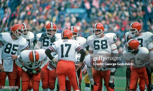 Quarterback Brian Sipe of the Cleveland Browns huddles with the offense, including offensive linemen Doug Dieken, Henry Sheppard, Tom DeLeone, Robert...