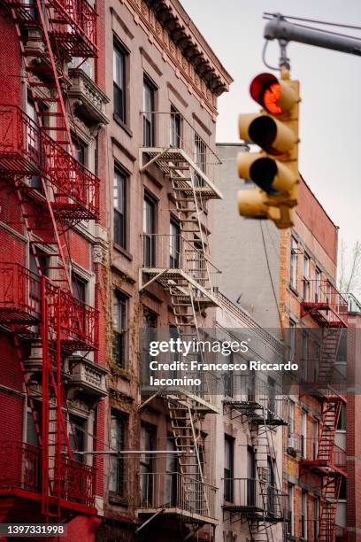 soho, new york city. residential and shopping district, buildings and cityscape - soho new york 個照片及圖片檔