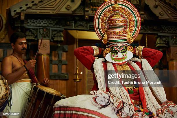 india, kerala, fort cochin, kathakali dancers - kathakali dancing fotografías e imágenes de stock