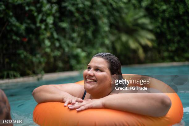 woman enjoying swimming pool at house - morbidly obese woman 個照片及圖片檔