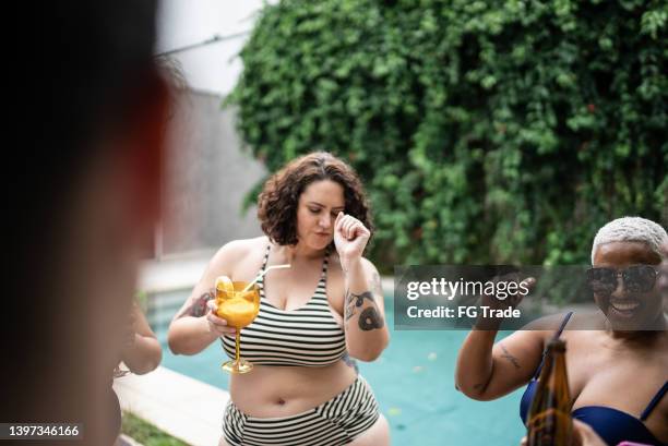 happy friends dancing during pool party at home - fat woman dancing stockfoto's en -beelden