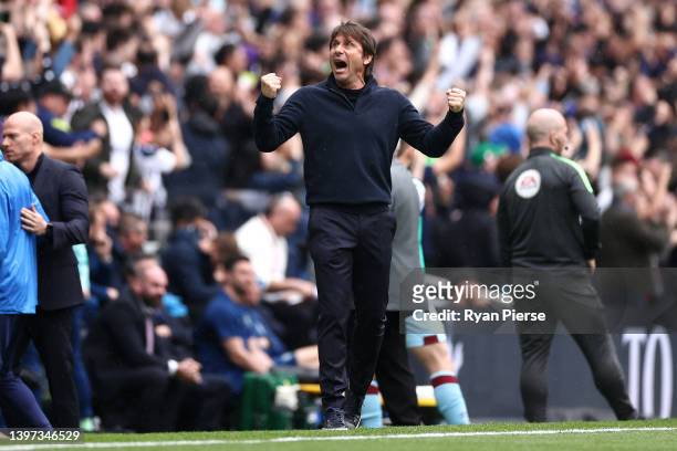 Antonio Conte celebrates after Harry Kane of Tottenham Hotspur scored their sides first goal from the penalty spot during the Premier League match...