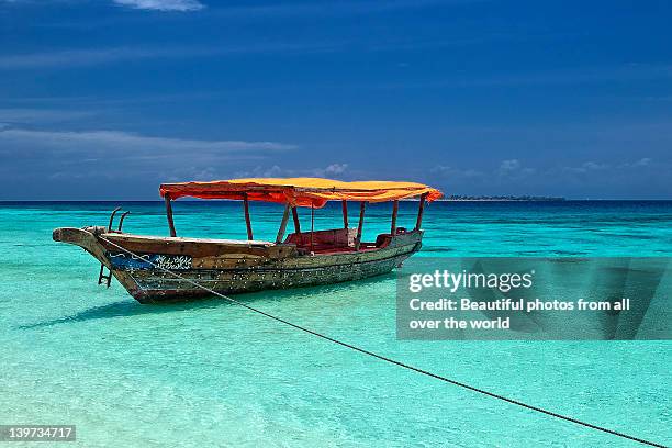 boat - zanzibar fotografías e imágenes de stock