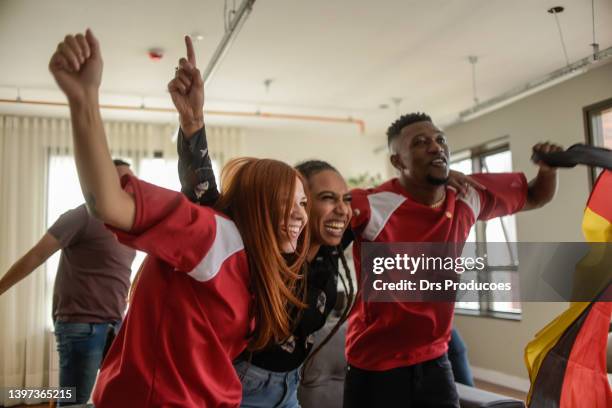 aficionados de alemania celebrando gol - football 4k fotografías e imágenes de stock