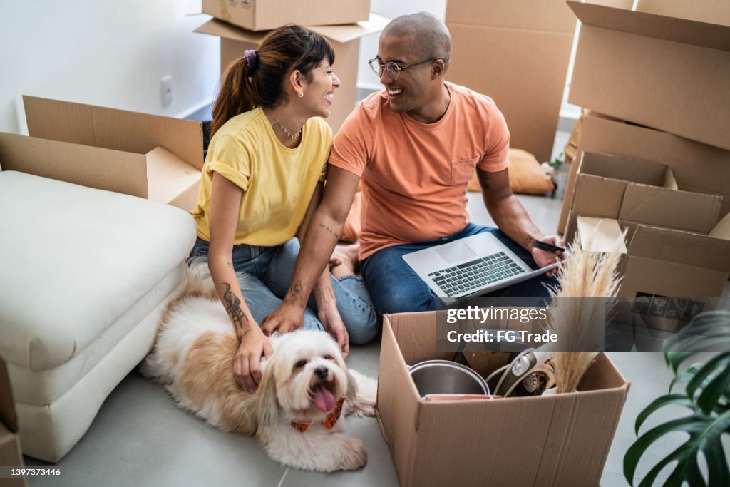 Pareja joven empacando y moviendo cajas en casa
