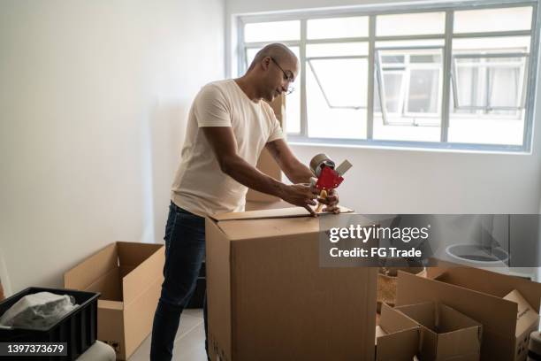 Taping A Box Photos and Premium High Res Pictures - Getty Images