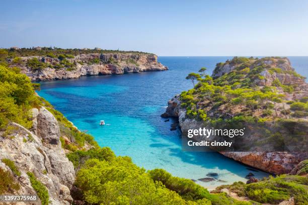caló des moro (cala de sa comuna) an der ostküste auf der spanischen baleareninsel mallorca / spanien - inselgruppe balearen stock-fotos und bilder
