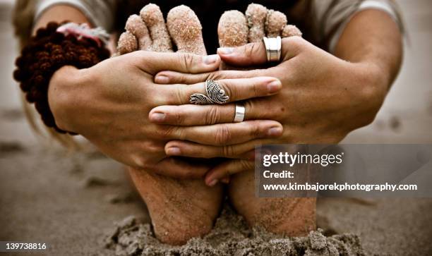 yoga - zehenspitzen berühren stock-fotos und bilder
