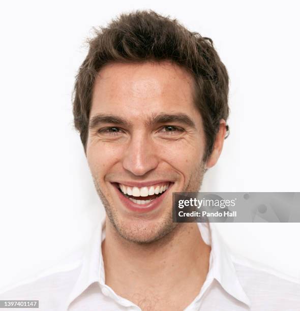 headshot of a friendly good looking young man with an open smile - hemd aufreißen stock-fotos und bilder