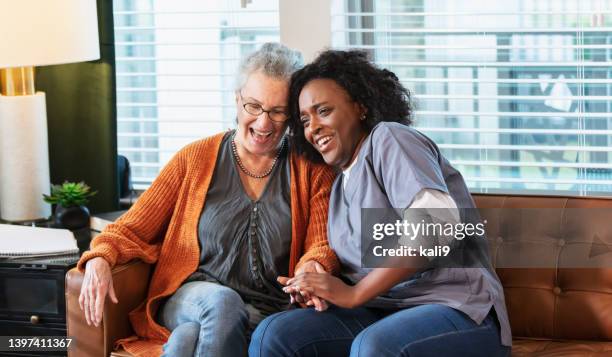 mujer mayor en casa con trabajador de la salud - asistencia de la comunidad fotografías e imágenes de stock