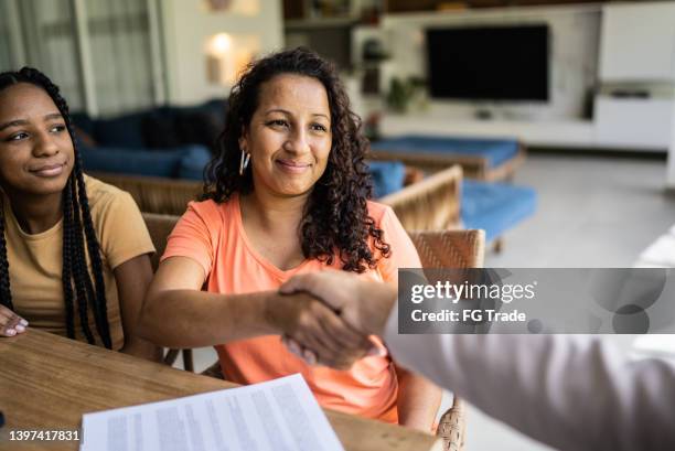 professioneller berater handschlag mit dem kunden während eines hausbesuchs - financial support stock-fotos und bilder