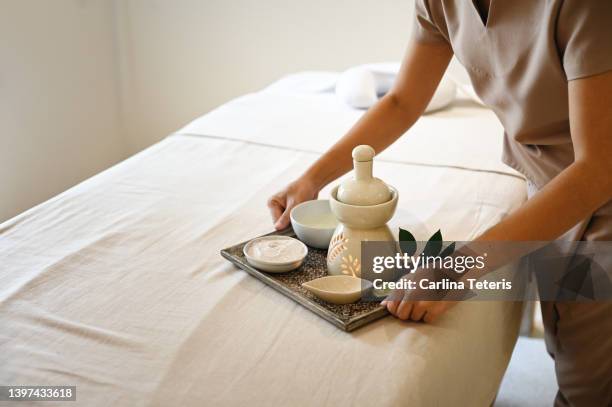 spa therapist with an aromatherapy and spa products - cidade de chiang mai imagens e fotografias de stock