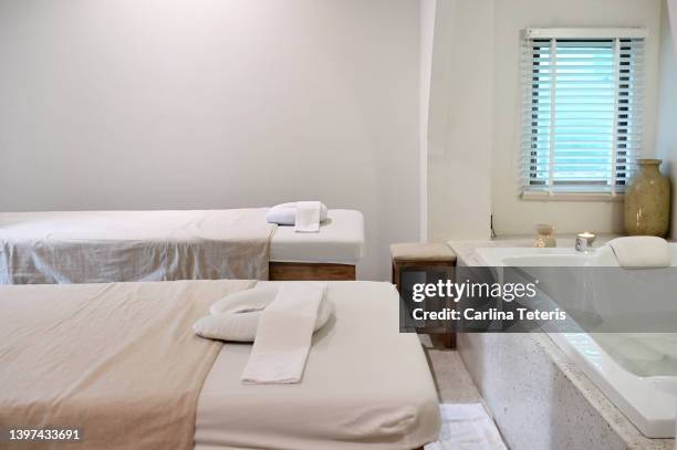 massage beds in a spa room - banc de massage photos et images de collection