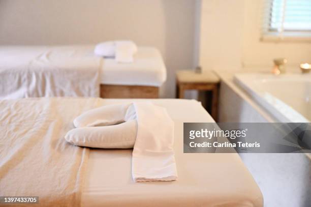 massage beds in a spa room - massage table imagens e fotografias de stock
