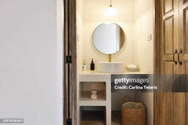 bathroom vanity in a luxury spa - bathroom vanity fotografías e imágenes de stock