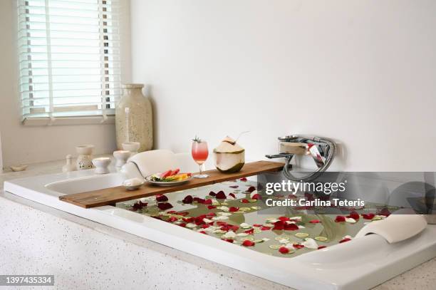 luxury spa bath - badewanne mit obst stock-fotos und bilder