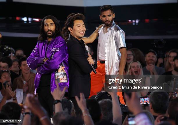 Tesher and Simu Liu pose onstage during the 2022 JUNO Awards Broadcast at Budweiser Stage on May 15, 2022 in Toronto, Ontario.