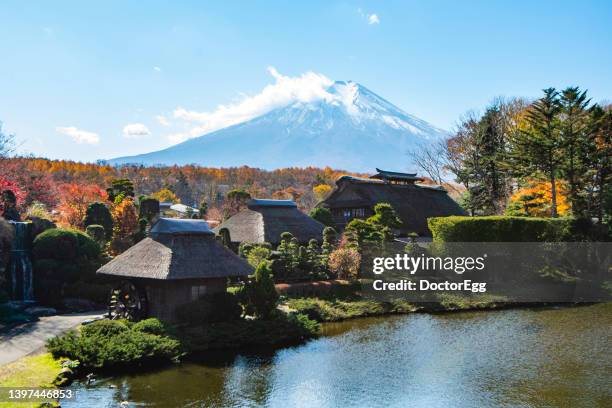 oishino hakkai village wiht fuji mountain background in autumn, japan - präfektur yamanashi stock-fotos und bilder