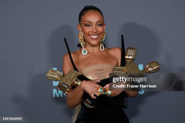 Doja Cat poses backstage with the Top R&B Album award for 'Planet Her' during the 2022 Billboard Music Awards at MGM Grand Garden Arena on May 15,...