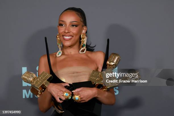 Doja Cat poses backstage with the Top R&B Album award for 'Planet Her' during the 2022 Billboard Music Awards at MGM Grand Garden Arena on May 15,...