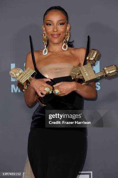 Doja Cat poses backstage with the Top R&B Album award for 'Planet Her' during the 2022 Billboard Music Awards at MGM Grand Garden Arena on May 15,...