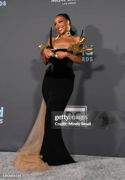 Doja Cat poses backstage with the Top R&B Album award for 'Planet Her' during the 2022 Billboard Music Awards at MGM Grand Garden Arena on May 15,...