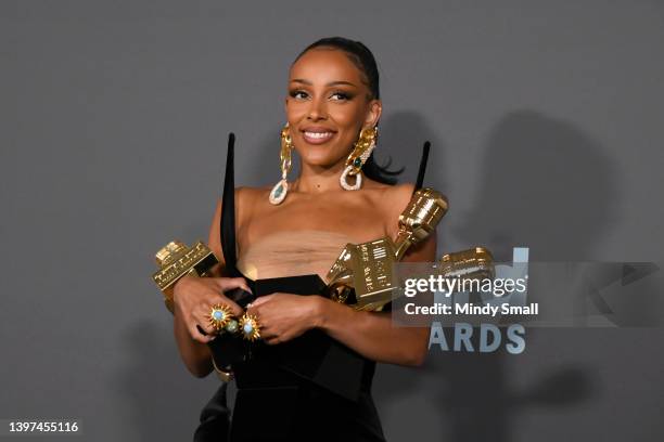 Doja Cat poses backstage with the Top R&B Album award for 'Planet Her' during the 2022 Billboard Music Awards at MGM Grand Garden Arena on May 15,...