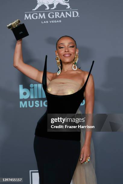Doja Cat poses backstage with the Top R&B Album award for 'Planet Her' during the 2022 Billboard Music Awards at MGM Grand Garden Arena on May 15,...