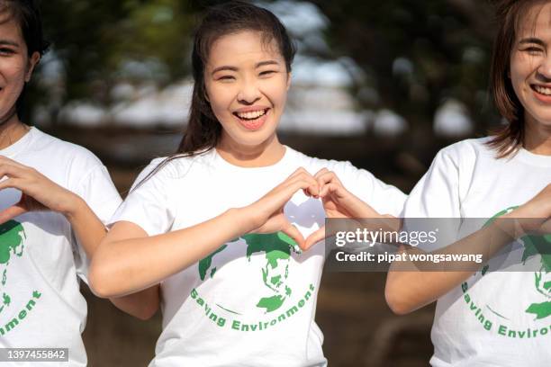 volunteers are working together to conserve the planet with coastal garbage collection, donation request, world environment day - annual global charity day stock-fotos und bilder