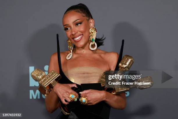 Doja Cat poses backstage with awards for the Top R&B Album, Top R&B Female Artist, Top R&B Artist and Top Viral Song during the 2022 Billboard Music...