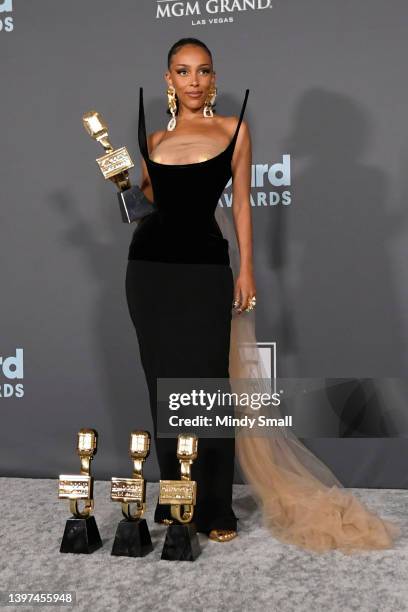 Doja Cat poses backstage with awards for the Top R&B Album, Top R&B Female Artist, Top R&B Artist and Top Viral Song during the 2022 Billboard Music...