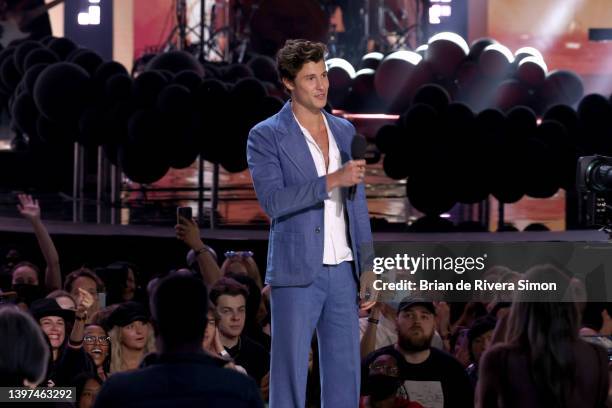 Shawn Mendes accepts the International Achievement Award onstage during the 2022 JUNO Awards Broadcast at Budweiser Stage on May 15, 2022 in Toronto,...