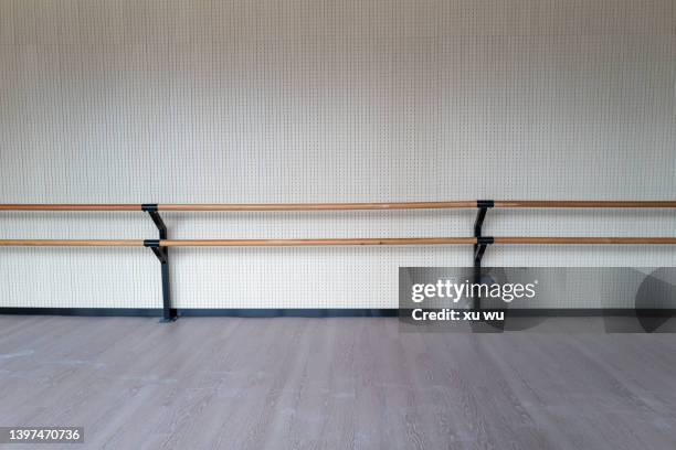 dance studio holding railing - bars stockfoto's en -beelden