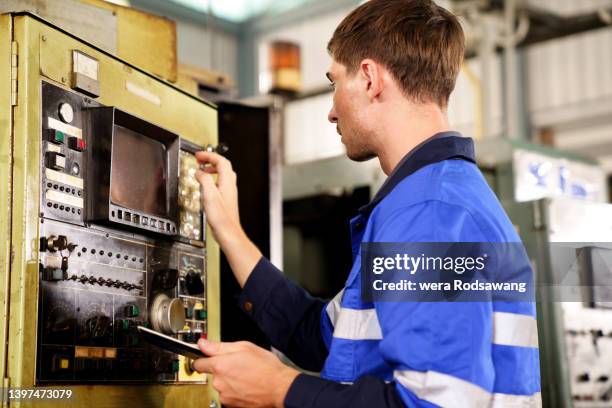 industrial technician installing manufacturing equipment maintenance mechanical systems - peuple de russie photos et images de collection