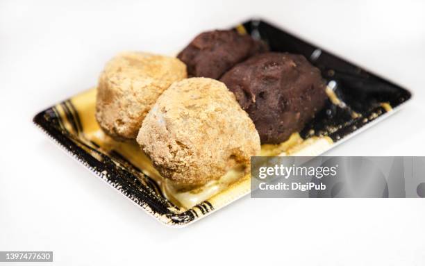 ohagi, japanese bean cake, wagashi (japanese confection) - kinako fotografías e imágenes de stock