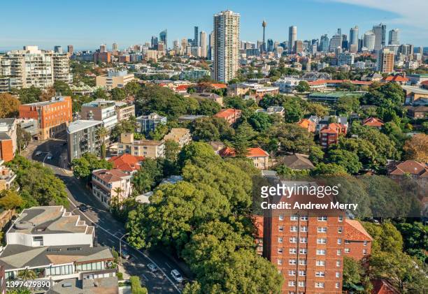 city skyline wealthy suburbs, apartments and green trees, sydney australia - torre de centerpoint fotografías e imágenes de stock