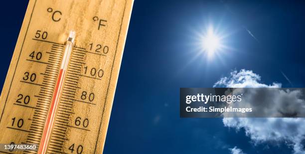 hot summer day and a hundred fahrenheit on a thermometer. - tiempo atmosférico fotografías e imágenes de stock