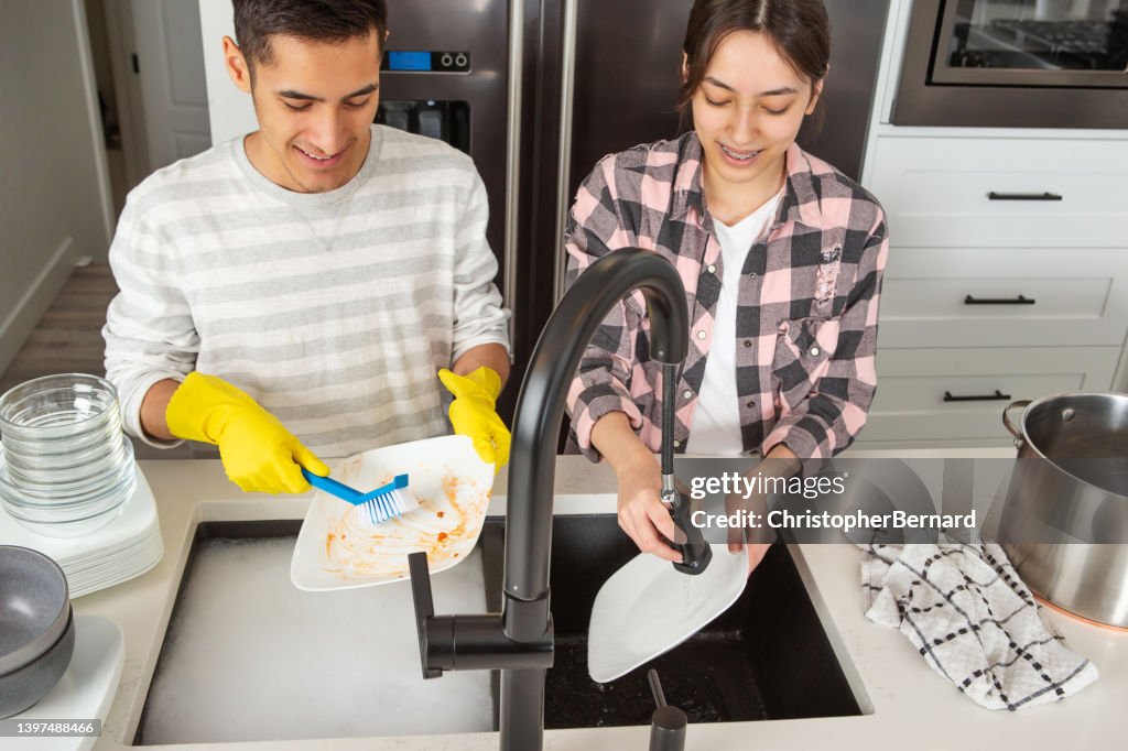 楽しく家事をするきょうだい