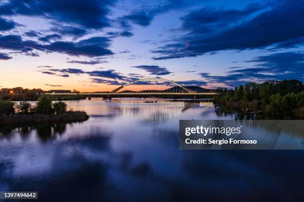 scenic view of a river at dusk - extremadura stockfoto's en -beelden