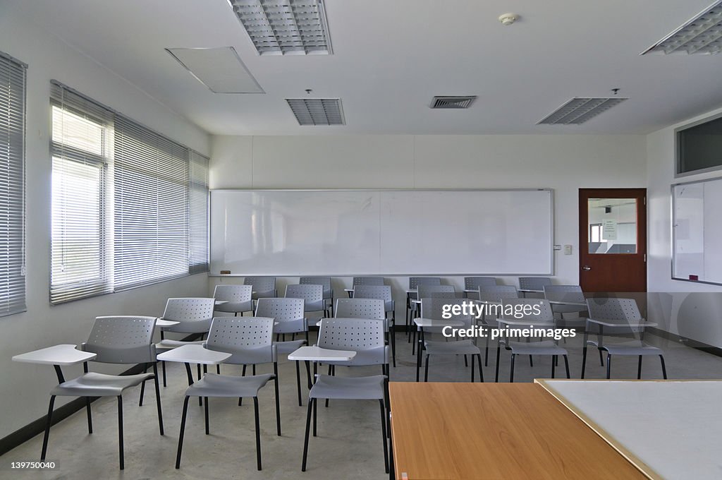 Vazia sala de aula com cadeiras e Mesa