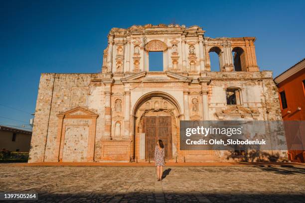 woman standing in front of ruined church in antigua - catedral metropolitana imagens e fotografias de stock