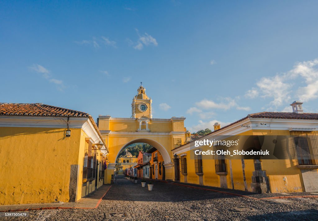 Antigua al amanecer