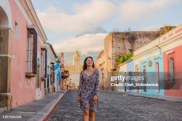 femme marchant à antigua - guatemala photos et images de collection