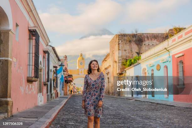 woman walking in antigua - guatemala 個照片及圖片檔